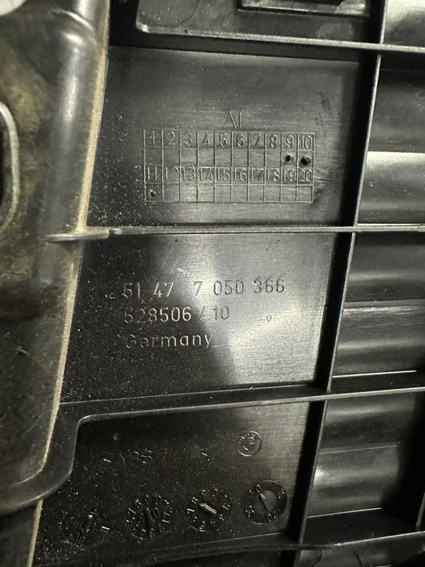 Накладка багажника BMW 5-series E61 N52B30AF 2006 - миниатюра 4