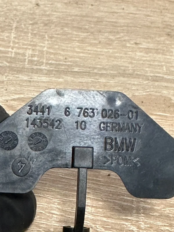 Кронштейн троса ручника BMW 5-series E61 N52B30AF - миниатюра 3