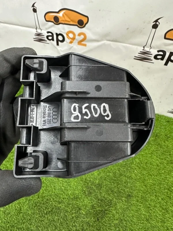 Кронштейн знака аварийной оставноки Audi A8 D4 - миниатюра 5