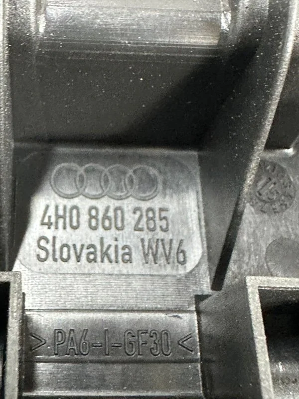 Кронштейн знака аварийной оставноки Audi A8 D4 - миниатюра 6