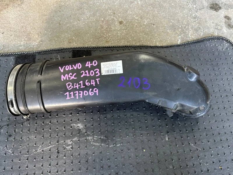 Патрубок впускной системы VOLVO V40 B4164T 2014 - изображение 1