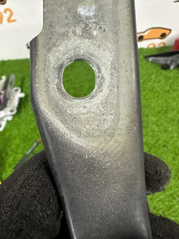 Петля капота правая Audi A4 B7 2008 - миниатюра 4