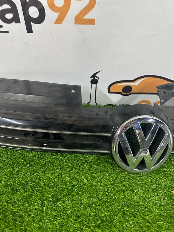 Решетка в бампер Volkswagen Golf MK6 2012 - миниатюра 3