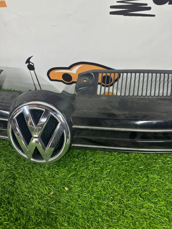 Решетка в бампер Volkswagen Golf MK6 2012 - миниатюра 4