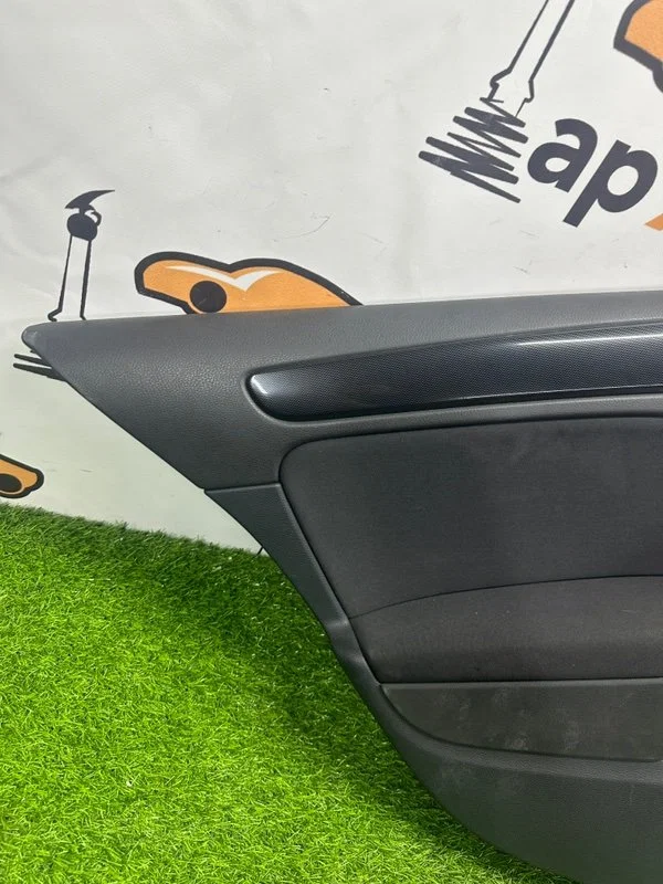 Обшивка боковой двери задняя левая Volkswagen Golf - миниатюра 2