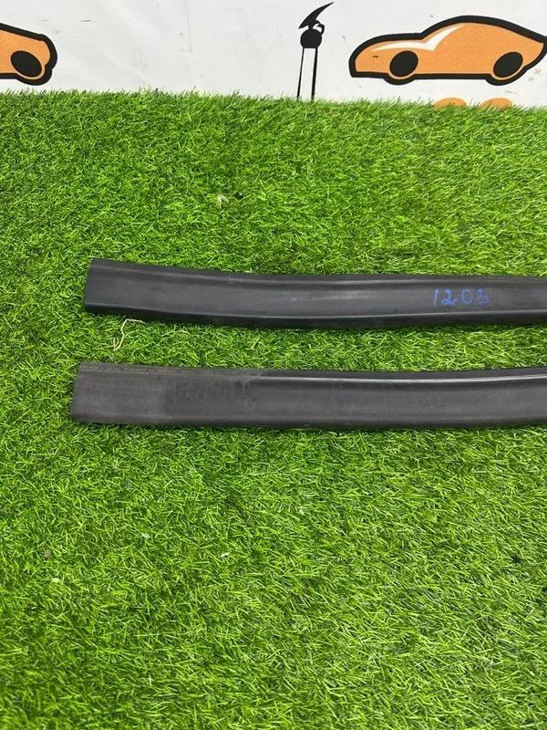 Уплотнительная резинка капота BMW X1 E84 N52B30A - миниатюра 2