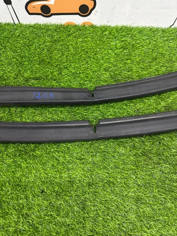 Уплотнительная резинка капота BMW X1 E84 N52B30A - миниатюра 3
