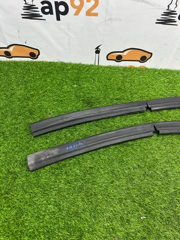 Уплотнительная резинка капота BMW X1 E84 N52B30A - миниатюра 7