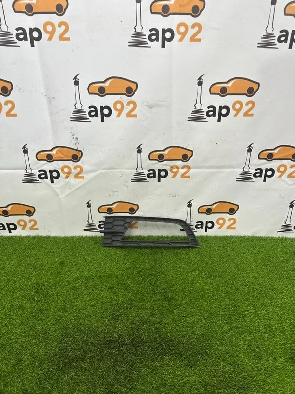 Решетка в бампер передняя правая Skoda Octavia A7 - изображение 1