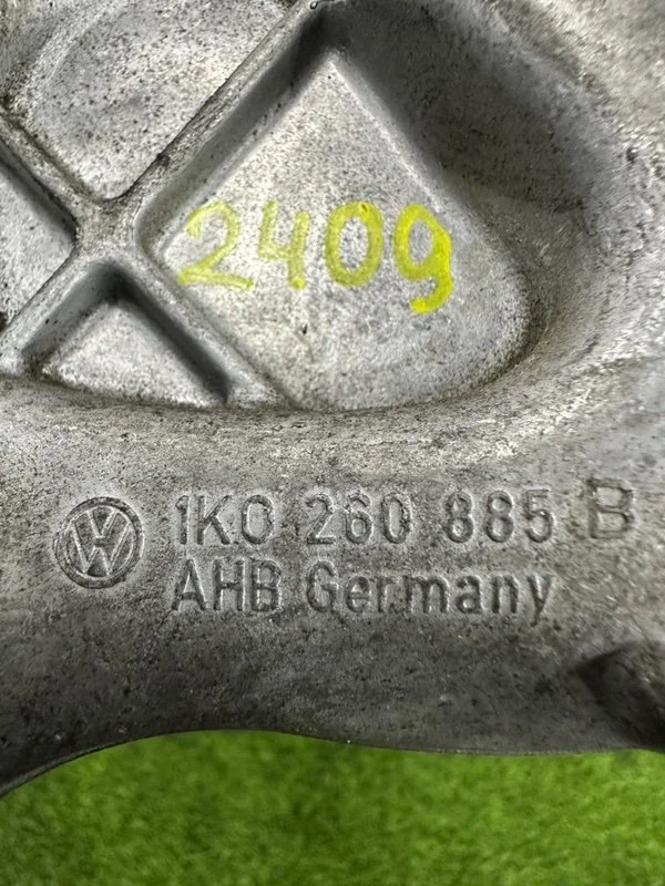 Кронштейн компрессора кондиционера Audi A3 8P CAXC - миниатюра 6