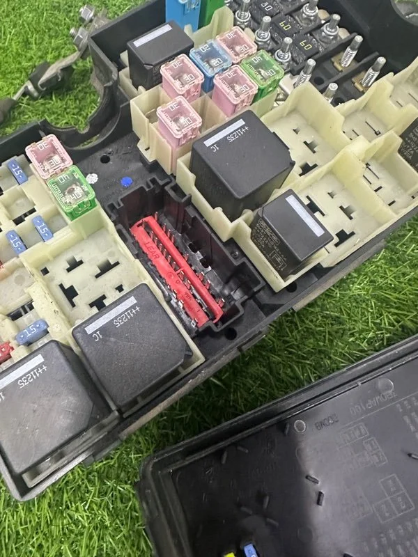 Блок предохранителей под капот VOLVO c30 B4204S3 - миниатюра 4