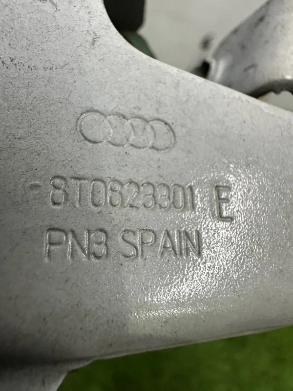 Петля капота левая Audi A5 8T CDNC 2011 - миниатюра 6