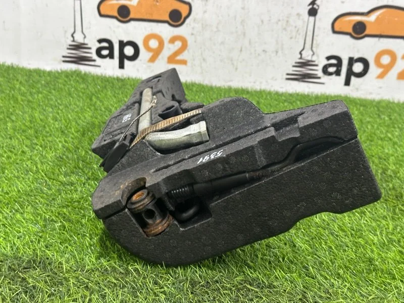 Пластиковая ниша запасного колеса Volkswagen Golf - миниатюра 4