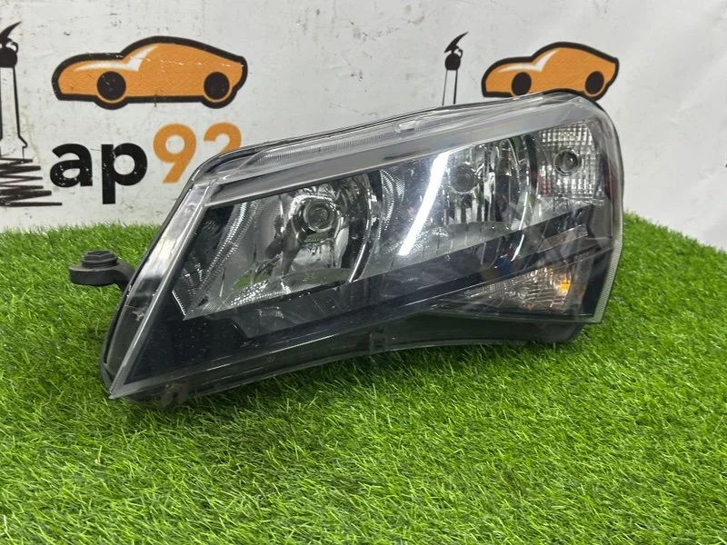 Фара галогеновая левая Skoda Superb NP DCXA 2017 - миниатюра 2
