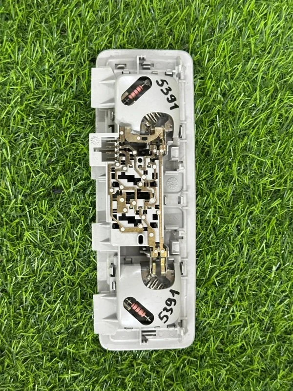 Плафон подсветки салона задний Volkswagen Golf MK7 - миниатюра 3