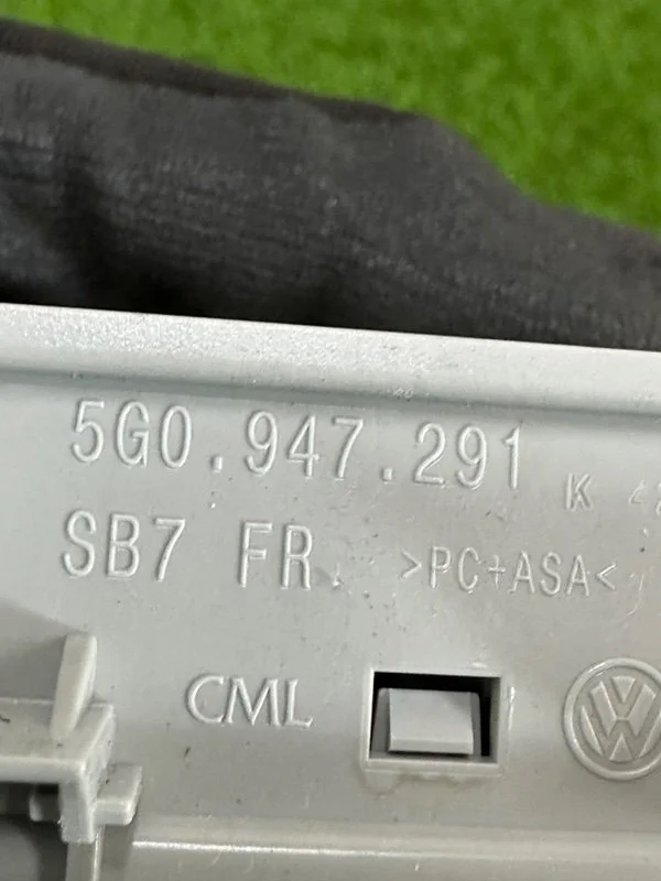Плафон подсветки салона задний Volkswagen Golf MK7 - миниатюра 8
