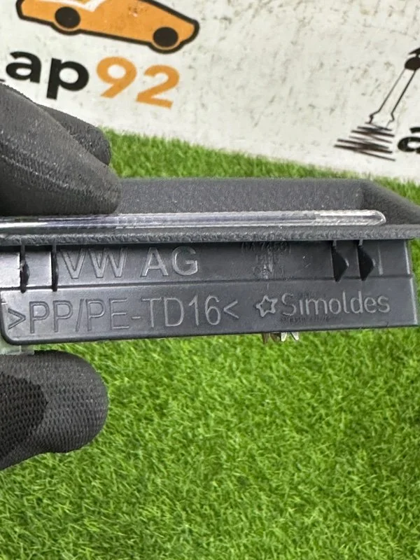 Плафон подсветки багажника Volkswagen Golf MK7 - миниатюра 4