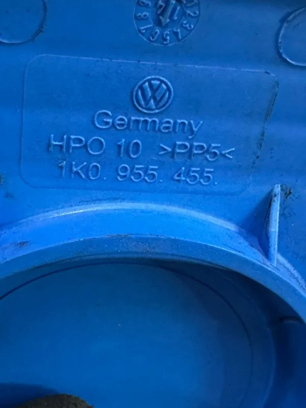 Крышка бачка стеклоомывателя Volkswagen Golf MK7 - миниатюра 7