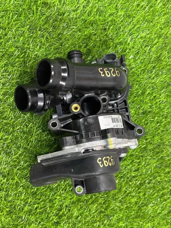 Терсомстат всборе с помпой ОЖ Audi A4 8K CDNB 2014 - миниатюра 2
