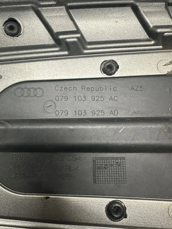 Декоративная крышка двигателя Audi A8 4H CEJA 2013 - миниатюра 6