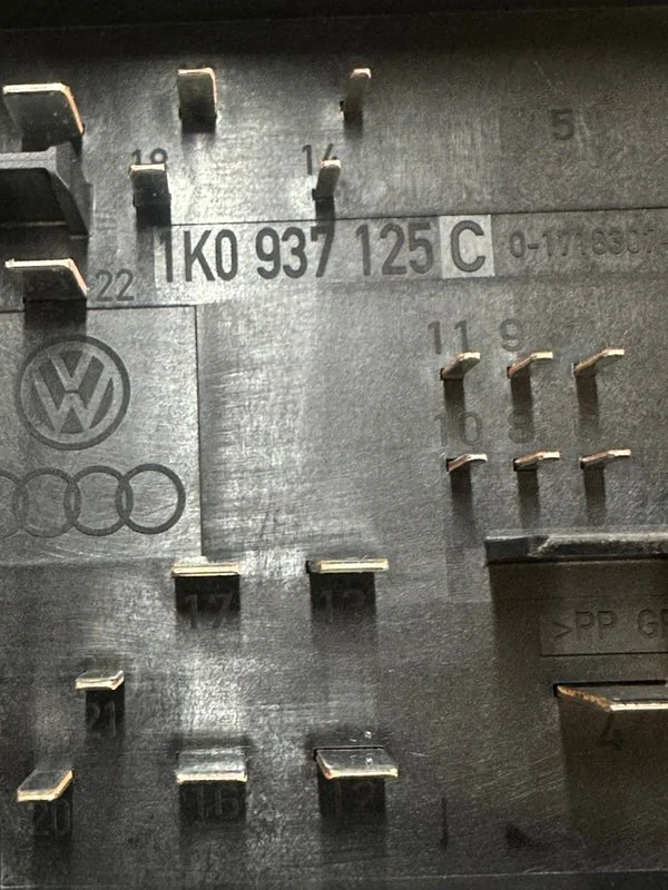 Блок предохранителей под капот Audi A3 8P CDAA - миниатюра 10