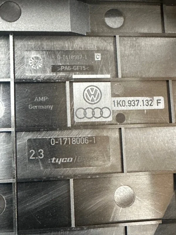 Блок предохранителей под капот Audi A3 8P CDAA - миниатюра 8