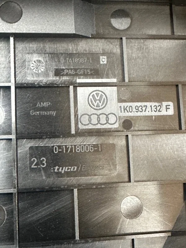 Блок предохранителей под капот Audi A3 8P CDAA - миниатюра 8