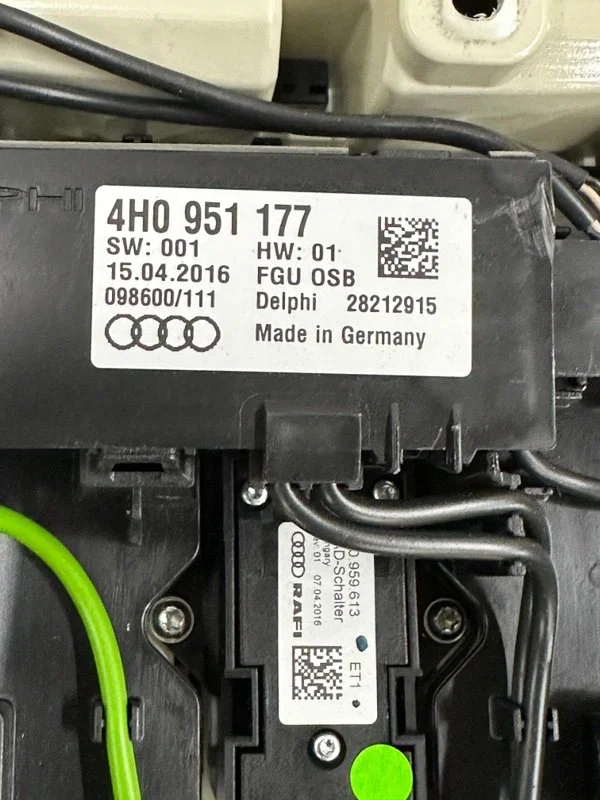 Плафон подсветки салона передний Audi A8 4H CTGA - миниатюра 8