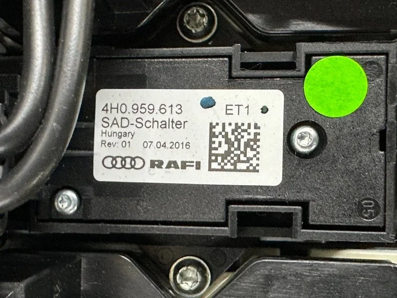 Плафон подсветки салона передний Audi A8 4H CTGA - миниатюра 9