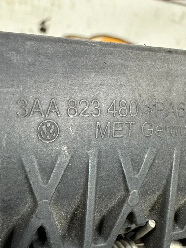 Крюк замка капота Volkswagen Passat Alltrack B7 - миниатюра 8