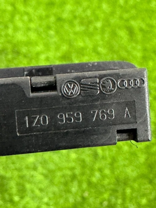 Кнопка регулировки сиденья правая Volkswagen - миниатюра 10