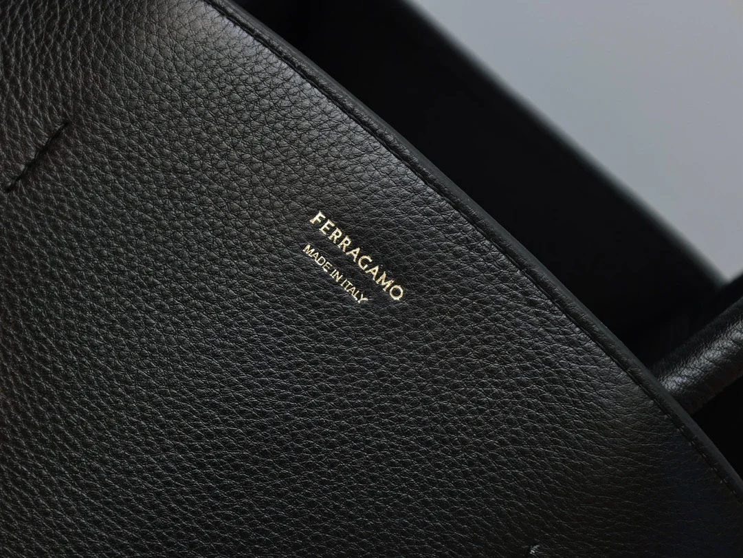 сумка Ferragamo Hug - миниатюра 4