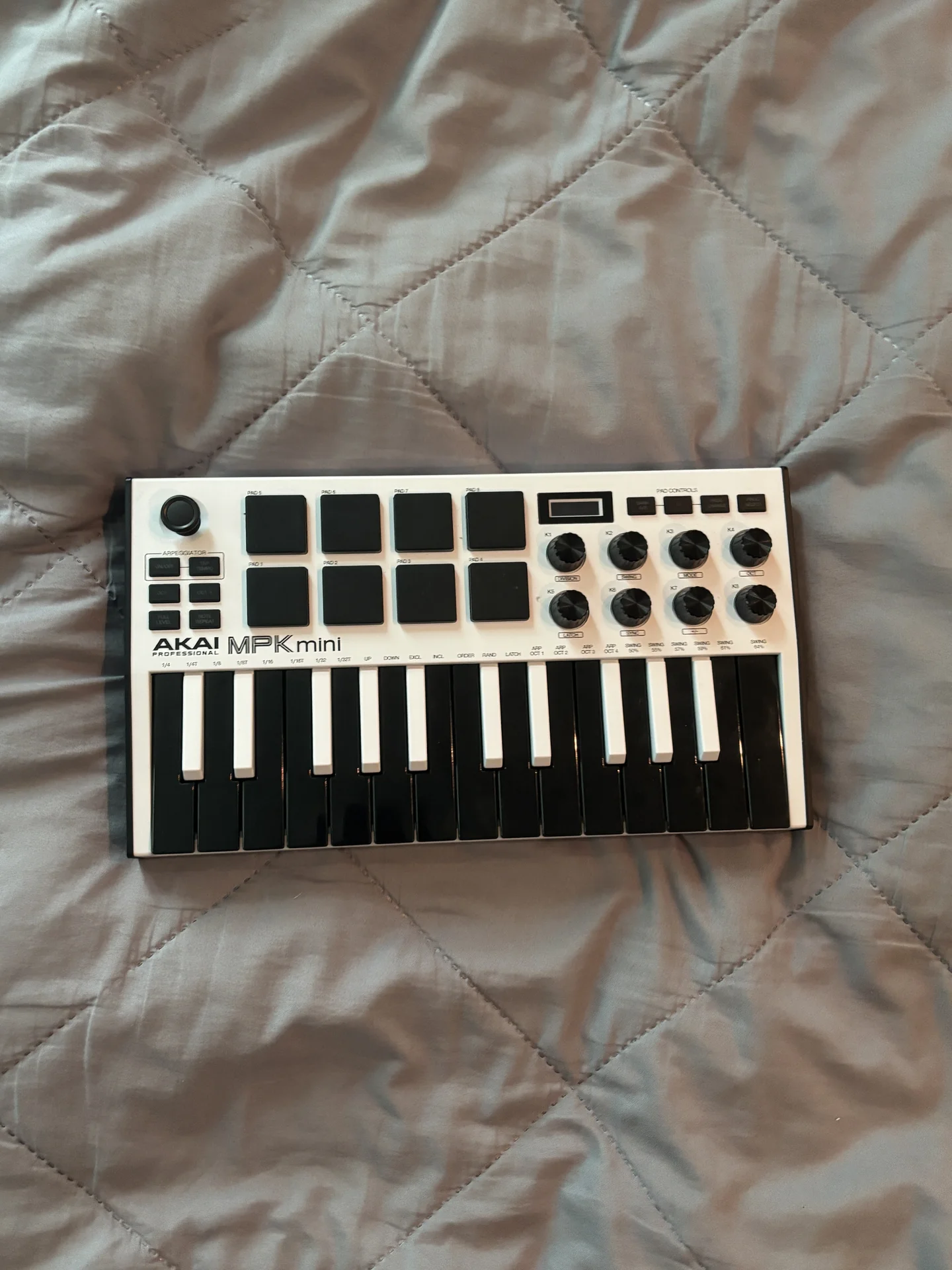 USB MIDI-клавиатура Akai MPK Mini MK3 White