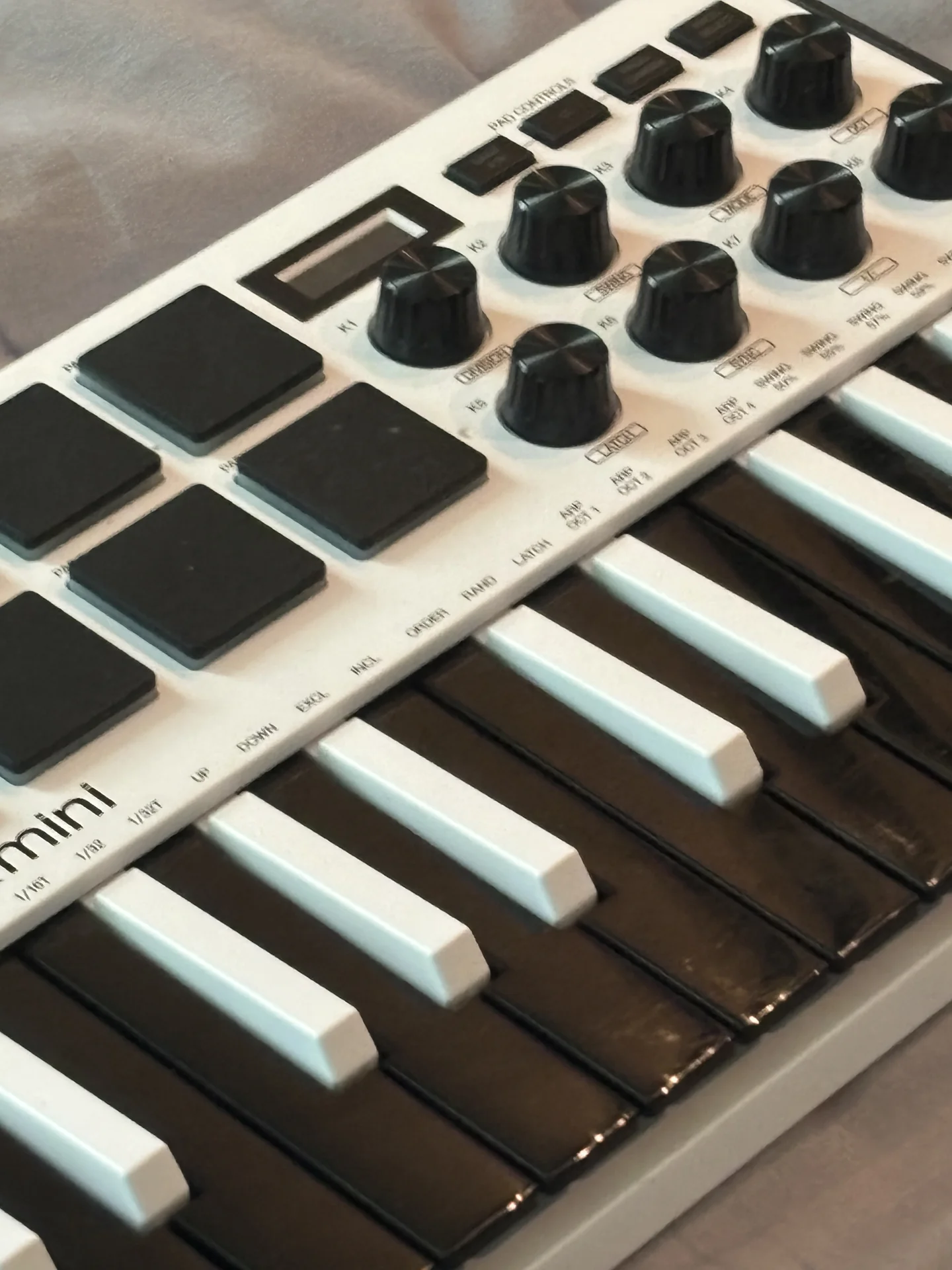 USB MIDI-клавиатура Akai MPK Mini MK3 White - миниатюра 2