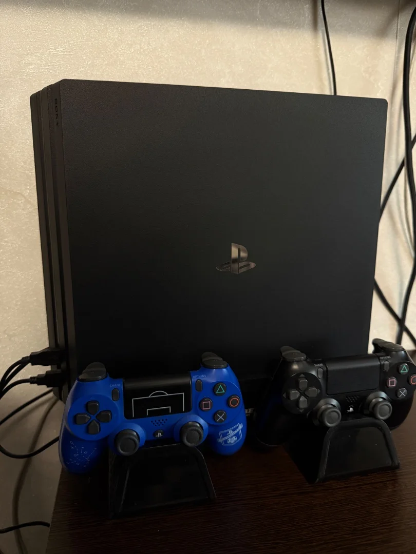 PlayStation 4 Pro б/у 1 тб памяти с 2 геймпадами