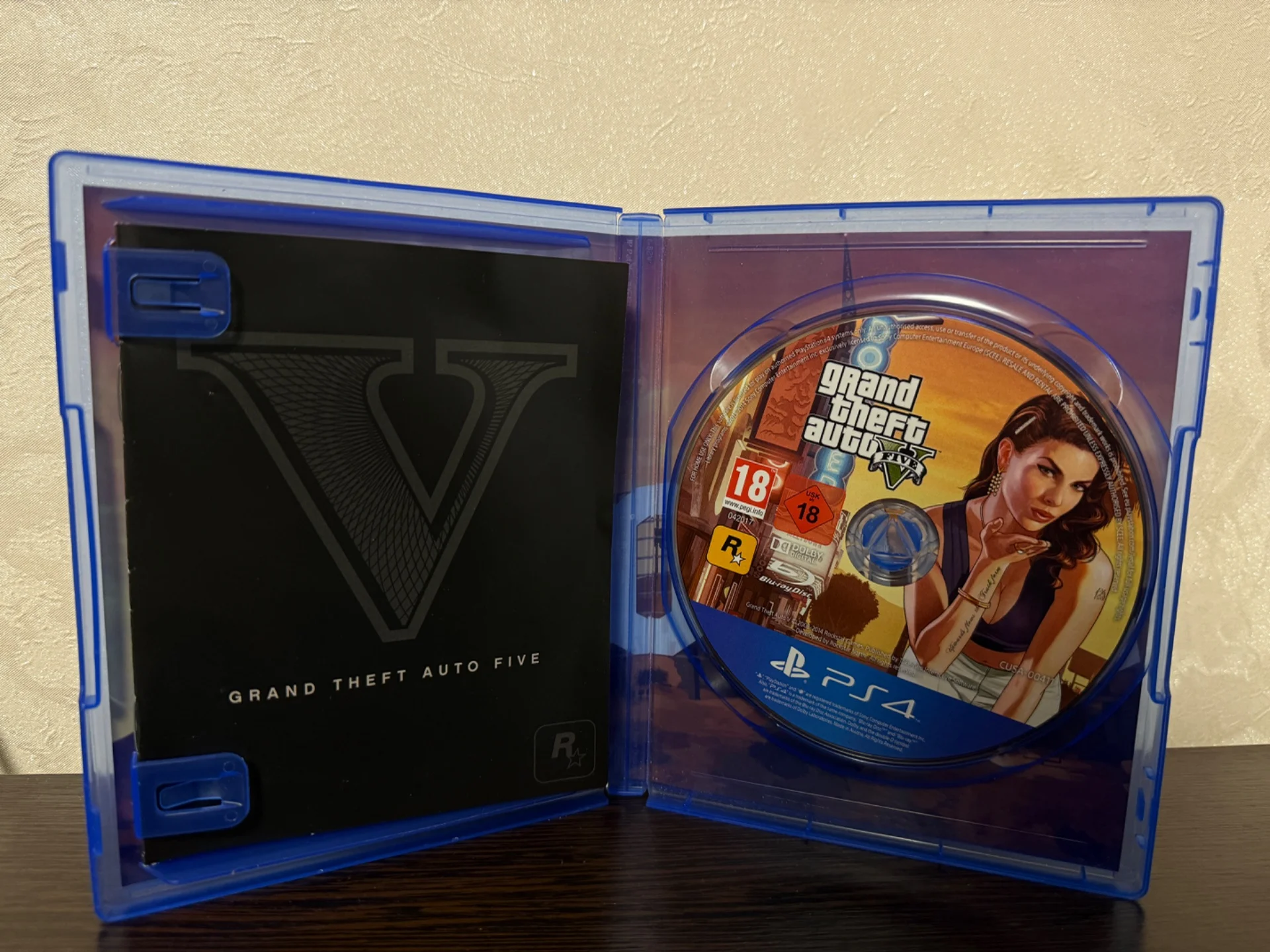 PlayStation 4 Pro б/у 1 тб памяти с 2 геймпадами - миниатюра 6