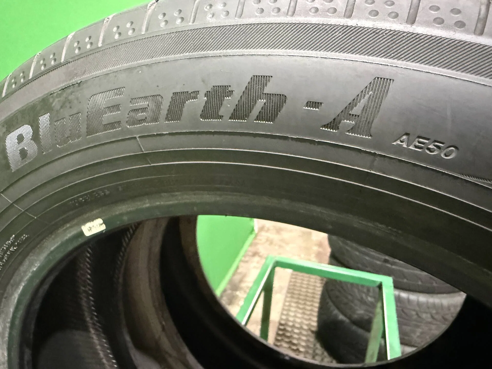235/55 R18 дюймов Yokohama BluEarth AE50 летние - миниатюра 4