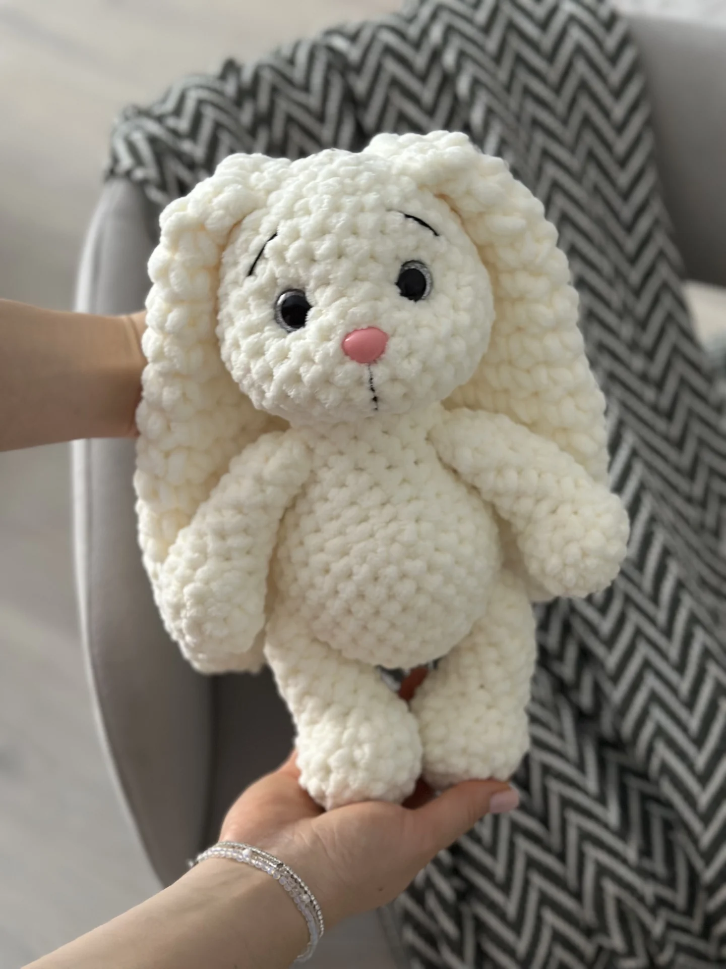 Игрушка зайчик вязаный - миниатюра 3