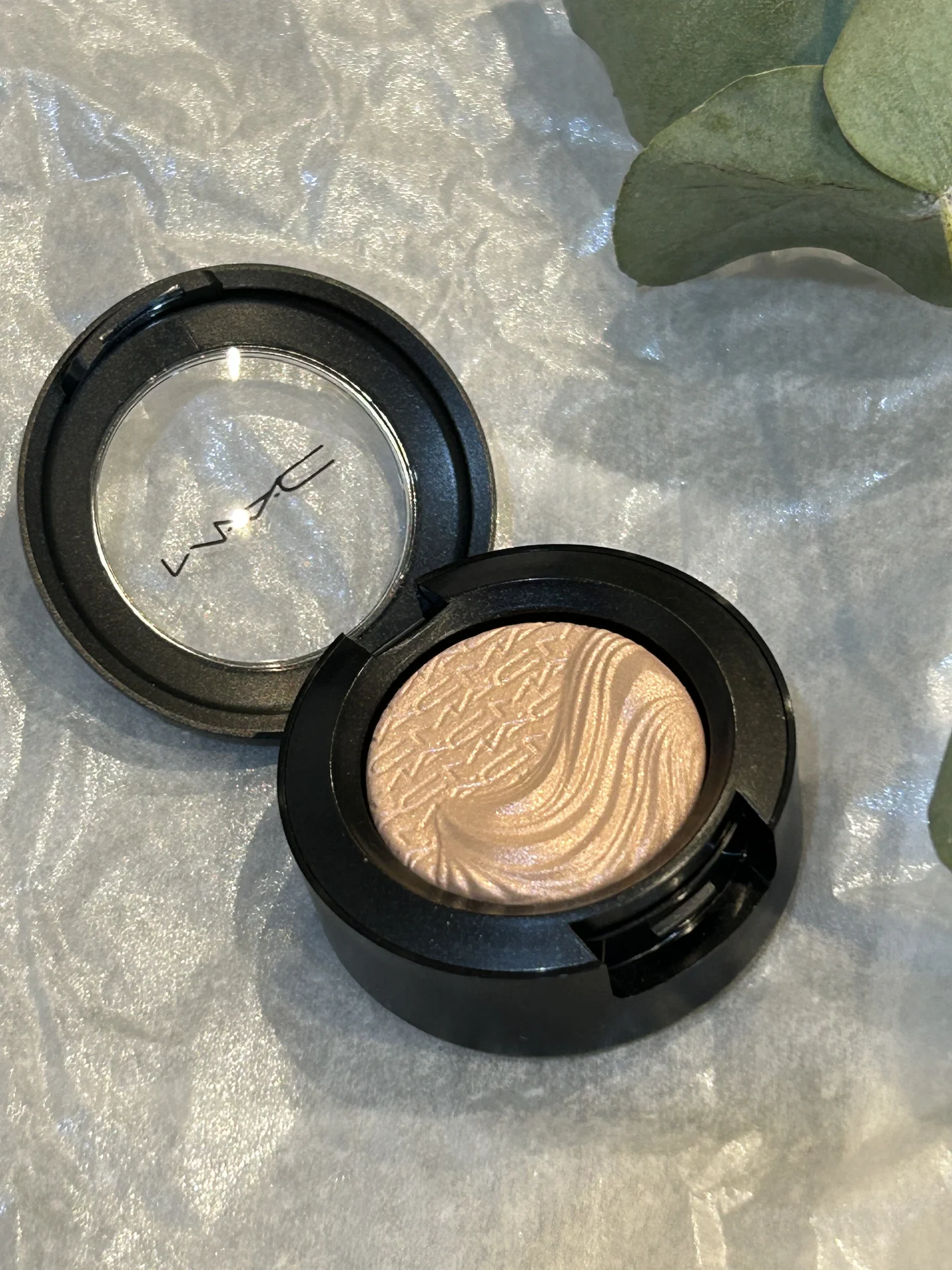 тени для век MAC A natural flirt - миниатюра 2