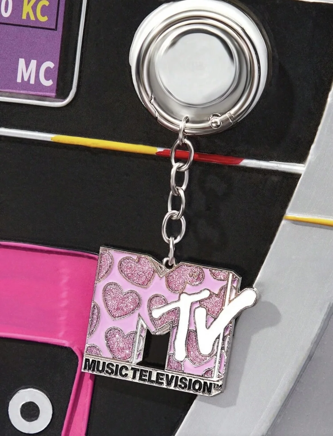 брелок shein x mtv - изображение 1