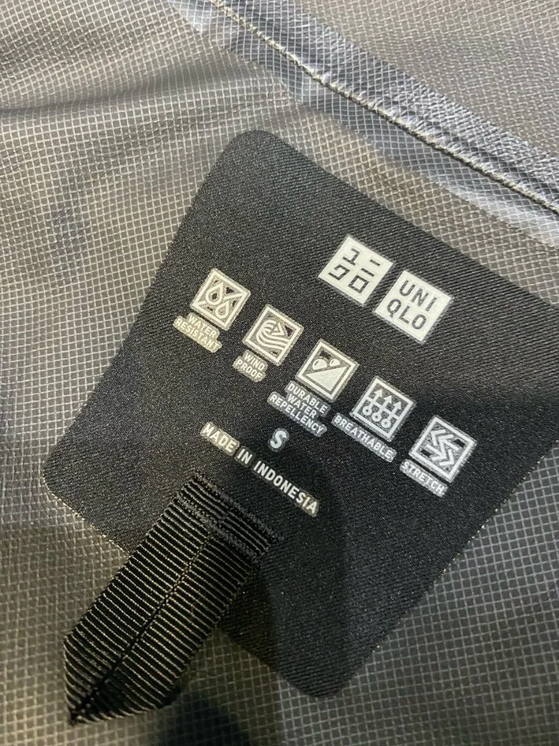 Функциональный плащ UNIQLO с капюшоном, ветрозащитный, размер S. Как новый! - миниатюра 3