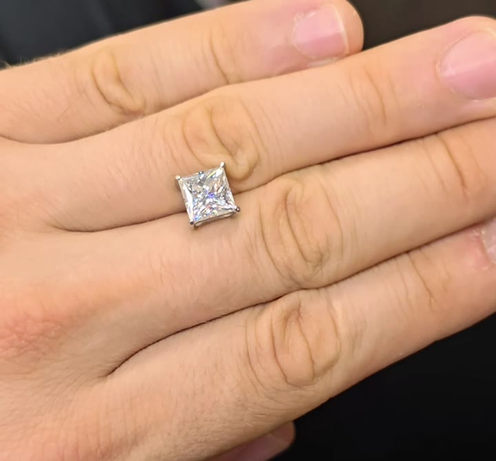 Пусеты серебро с бриллиантом (муассанит) 2ct, 6ct - видео 1