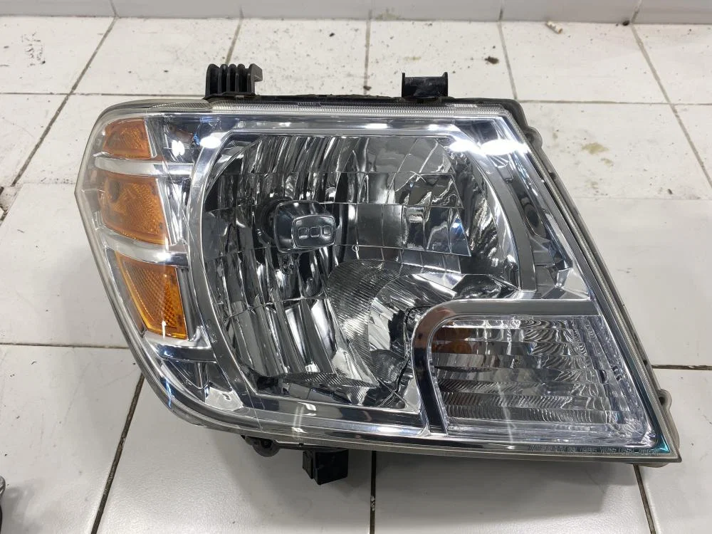 Фара правая Nissan Navara D40 (2004—2010) - изображение 1