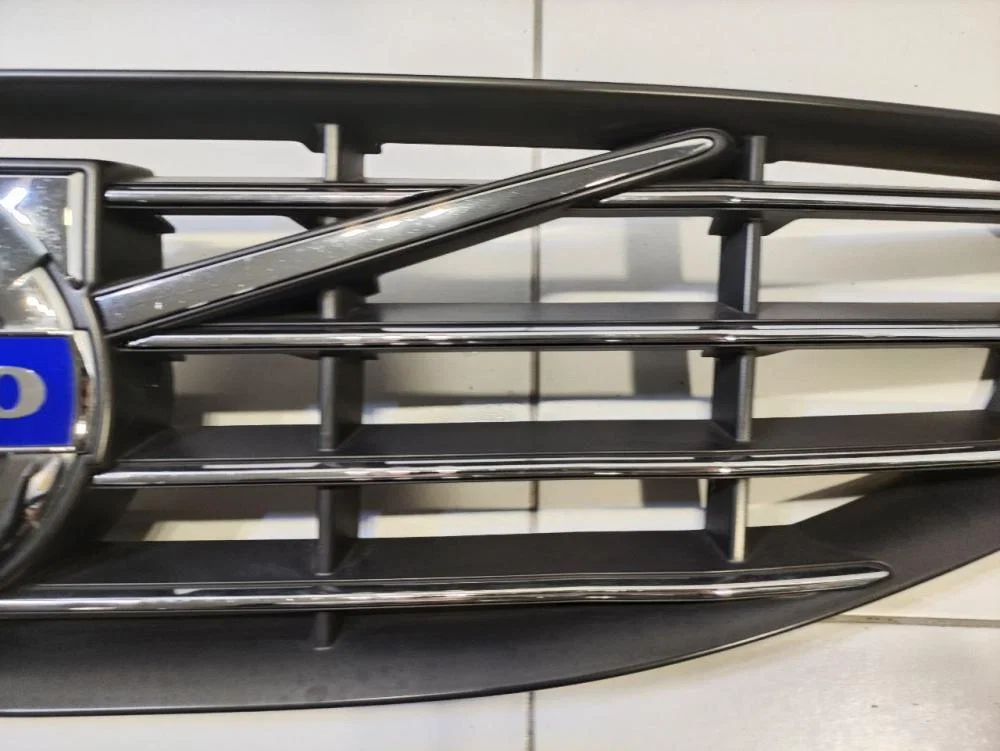 Решетка радиатора Volvo V60 I (2010—2013) - миниатюра 4