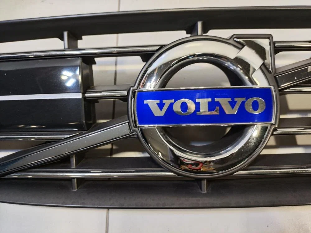 Решетка радиатора Volvo V60 I (2010—2013) - миниатюра 6