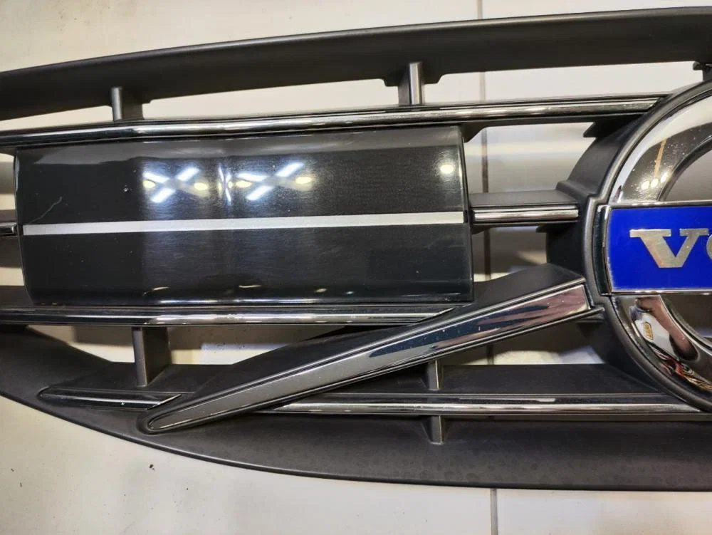 Решетка радиатора Volvo V60 I (2010—2013) - миниатюра 8