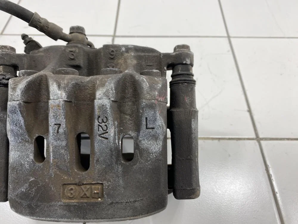Суппорт передний левый Lexus IS I (1999—2005) - миниатюра 3