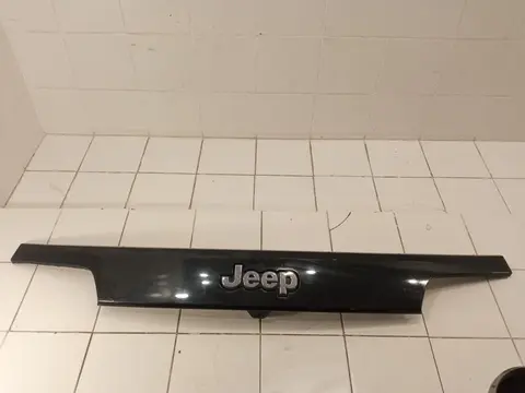 Накладка двери багажника Jeep Grand Cherokee WK2 рестайлинг (2013—2023)