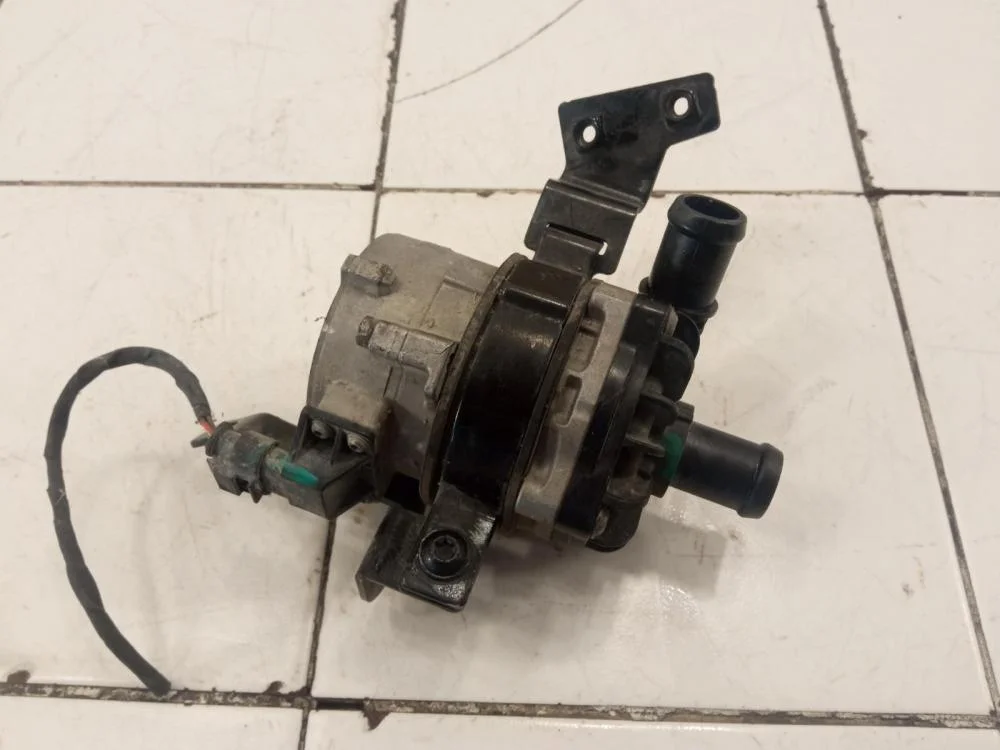Насос водяной дополнительный Audi A8 D4 (2010—2014) - миниатюра 5