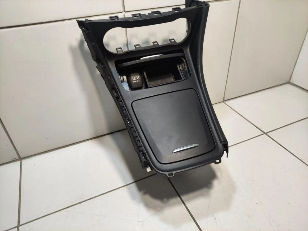 Накладка консоли центральной Mercedes-Benz A-класс W176 (2012—2015) - миниатюра 3